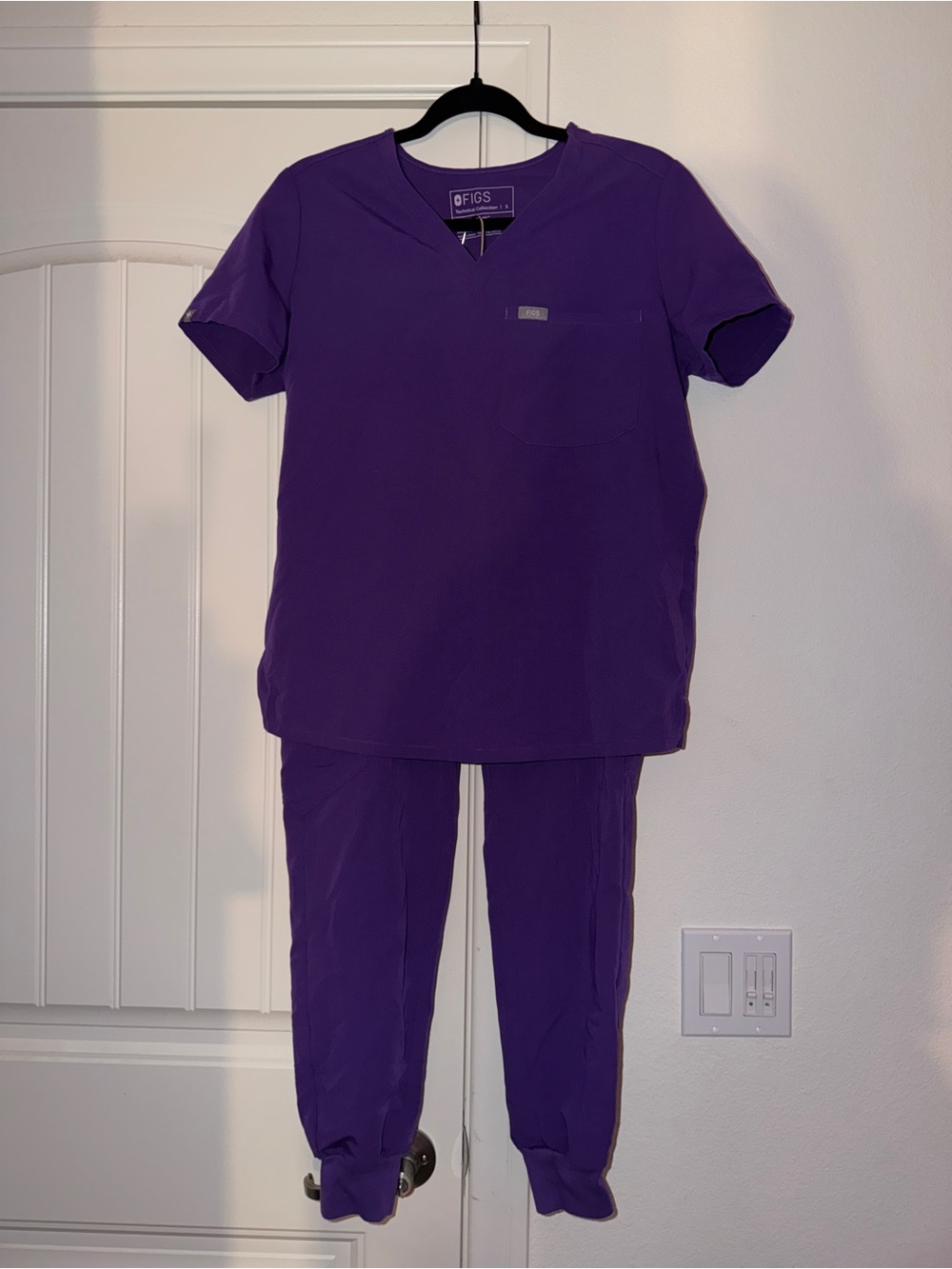 FIGS Technical Collection Women’s Scrub Set Size Small Purple V-Neck Jogger Pant
